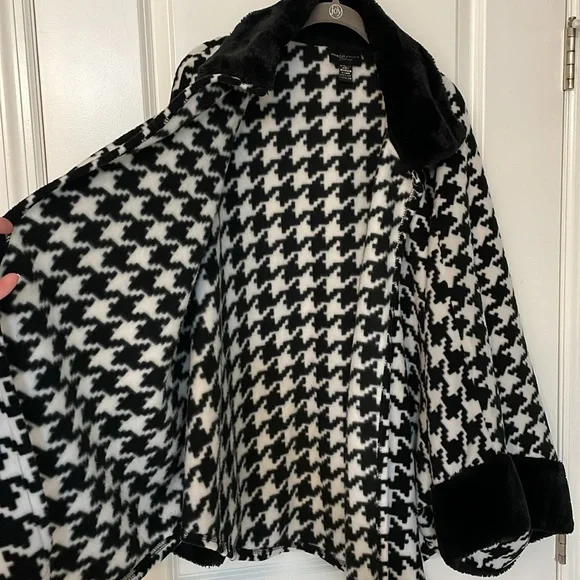 Jennifer Lauren Fuzzy Houndstooth Cape w/button closure & wide sleeves One Size - Picture 6 of 7